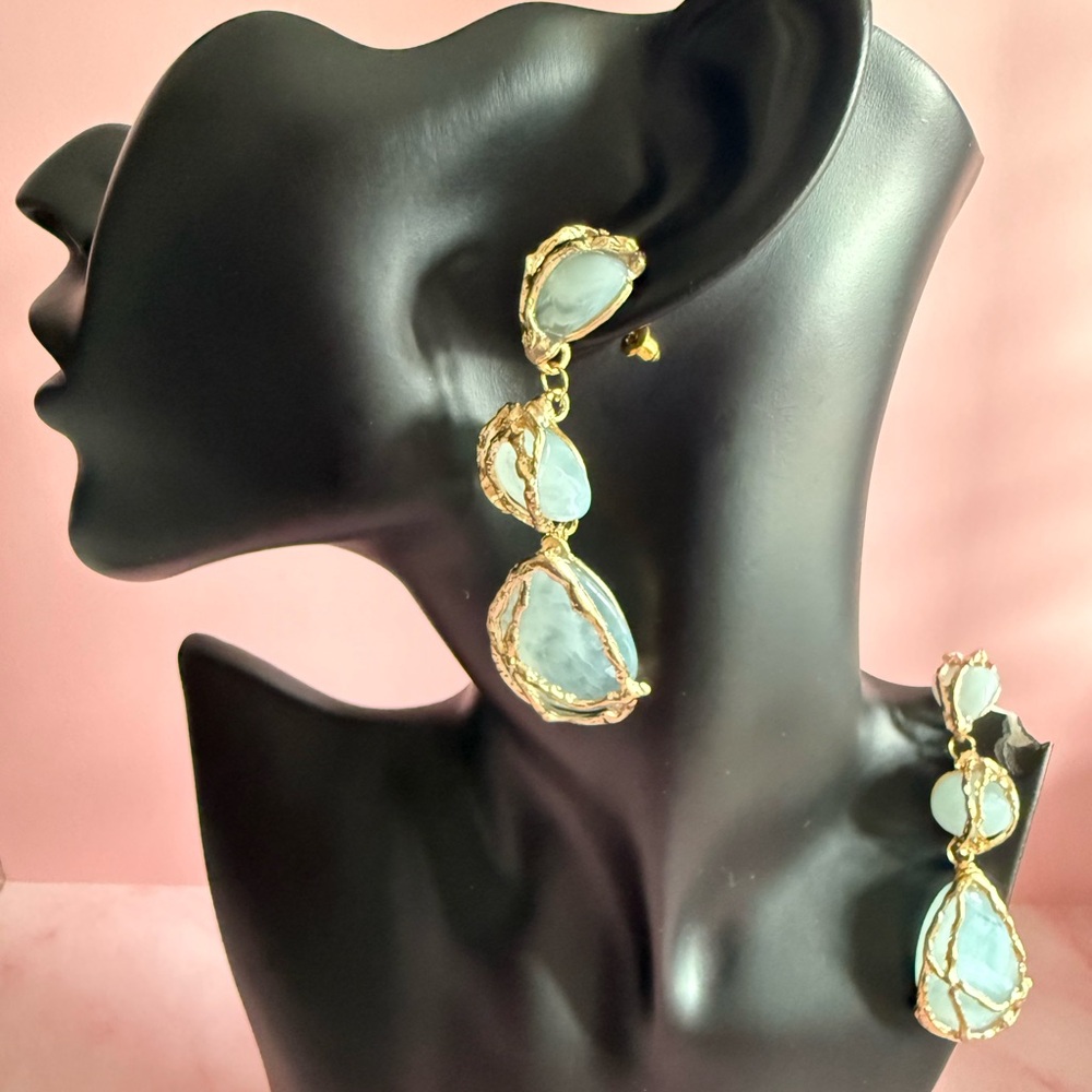 (NEW NWT) Elegant Gold and Blue Drop Earrings